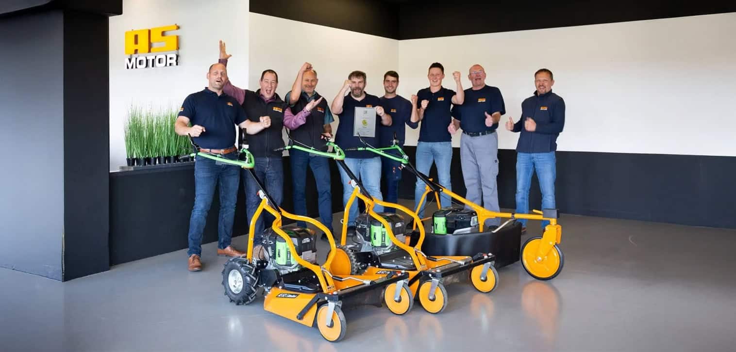 AS-Motor consturtion team celebrates with their new Allmäher Electric line-up about their gold medal at the demopark novelty competition 2021